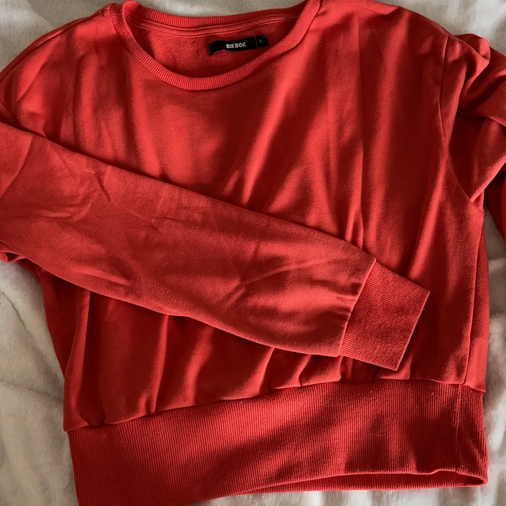 Säljer denna helt galet sköna tröja för den kommer inte till så mycket användning:/ den är super mjuk och skön att ha på sig, inga defekter! Skriv för fler bilder eller om du har några frågor💗kolla gärna in de andra jag säljer💗. Tröjor & Koftor.