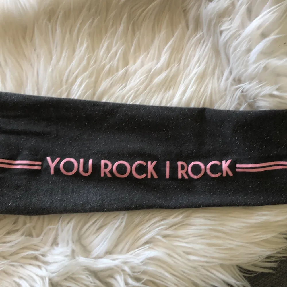 Grå tights med rosa revär med texten ”You Rock I Rock” Lite urtvättade men bekväma. Jeans & Byxor.