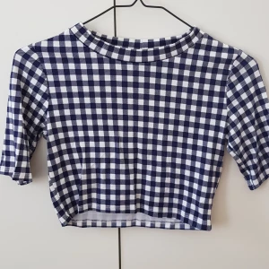 Gingham topp - Kort topp i mjukt material med gingham mönster i vitt och mörkblått. Oanvänd så är helt i nyskick. 🤗