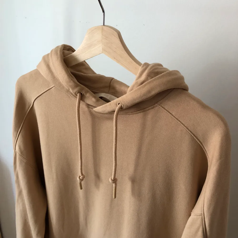 Lång beige hoodie med slits i sidorna från h&m trend. 100% bomull, oversized. Sparsamt använd, inget att anmärka på gällande skick. Köpare står för fraktkostnad. Swish is queen 🐒🍞🥠. Hoodies.