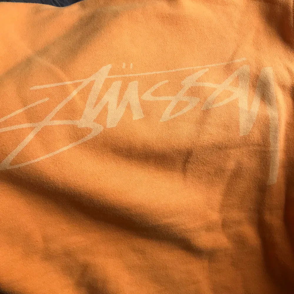 Orange stussy hoodie! Nice men använt skick. Har tryck på ryggen samt på ena bröstet. . Tröjor & Koftor.