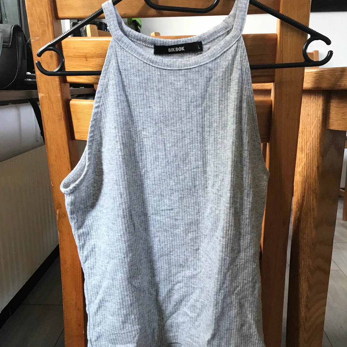 Grått linne från BikBok storlek L