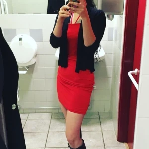 Klänning kort storlek S - Snygg röd klänning storlek S från BikBok. Använd fåtal gånger. 