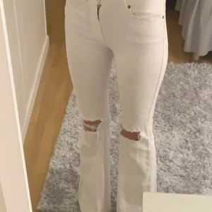 Vita jeans - Vita bootcut jeans med hål från drdenim. Säljer pga att dem inte kommer till användning. Använda typ 3 gånger. Väldigt stretchiga. Skriv privat om du har frågor!💓💓