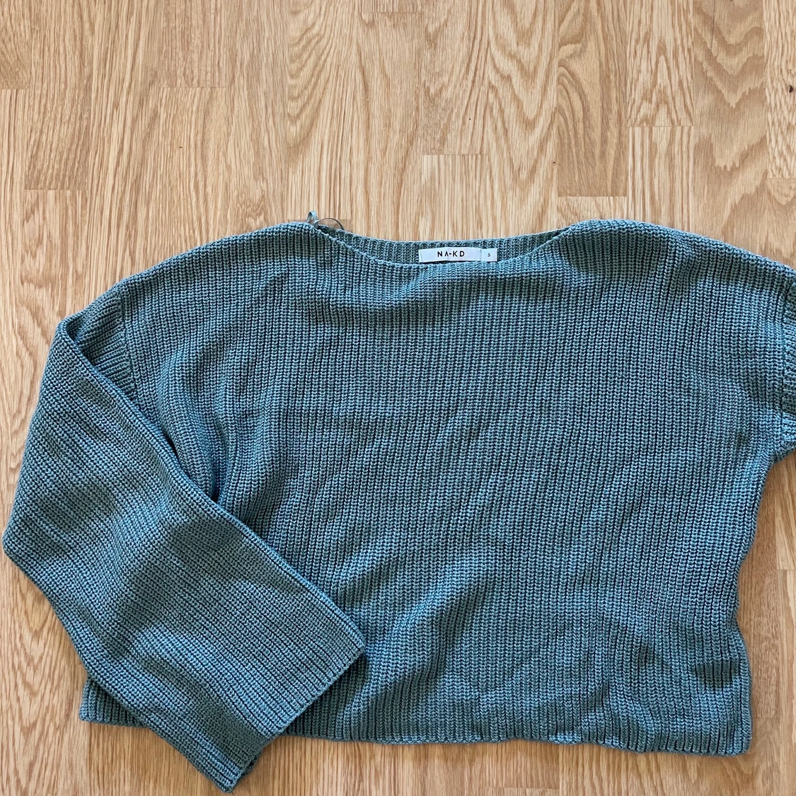 Stickad tröja med vida ärmar