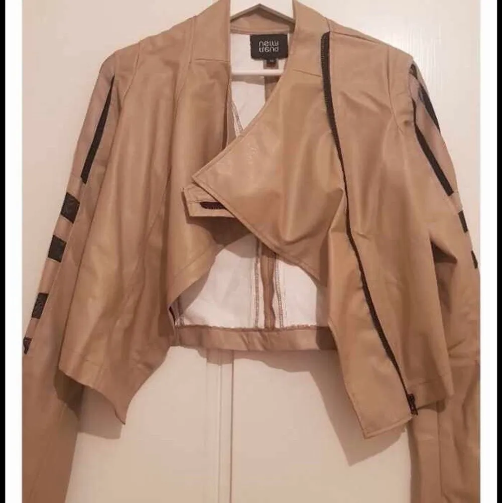 Hej, säljer denna MC-jacka i beiget faux leather, ny, från Nelly Trend 🌞 pris kan diskuteras och vid köp av fler plagg samfraktar jag såklart ✨✨ . Jackor.