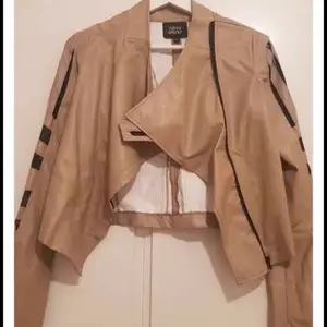 Hej, säljer denna MC-jacka i beiget faux leather, ny, från Nelly Trend 🌞 pris kan diskuteras och vid köp av fler plagg samfraktar jag såklart ✨✨ 