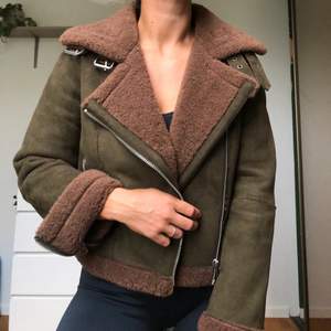 En grön/brun jacka som är fluffig på insidan och mockaimitation på utsidan. Från Zara i storlek M. Varm och skön, sparsamt använd 