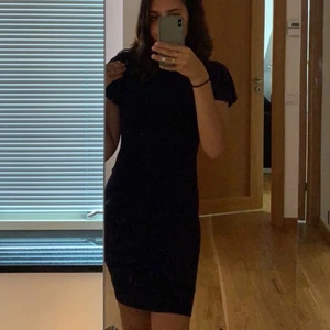 Marinblå klänning - Boohoo, strl 36   - Marinblå glittrig festlig, klänning från boohoo💓 strl 36 skulle kunna funka till de som har 38, den är ganska stretch💓 använt 1 gång💓 Skriv privat om du är intresserad 💓