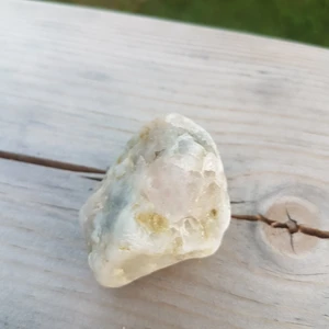 Kristall  - Rosenkvarts blandad med vit/grå kalcit hittad på Ångermanland super fin <3