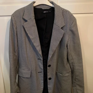 Rutig kavaj - Säljer denna super fina rutiga kavaj, använd men i väldigt bra skick! Storlek 36 men skulle säga mer som en 38/medium.