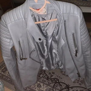 Chiquelle skin jacka  - Har ingen användning till den för det är inte min stil längre, använd 4 gången, skriv vid intresse ☺️