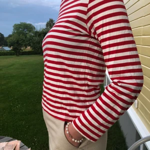 Randig tröja - Säljer denna röd och vitrandiga tröja från monki i strl xs.🌟 Frakten kostar 66 kr