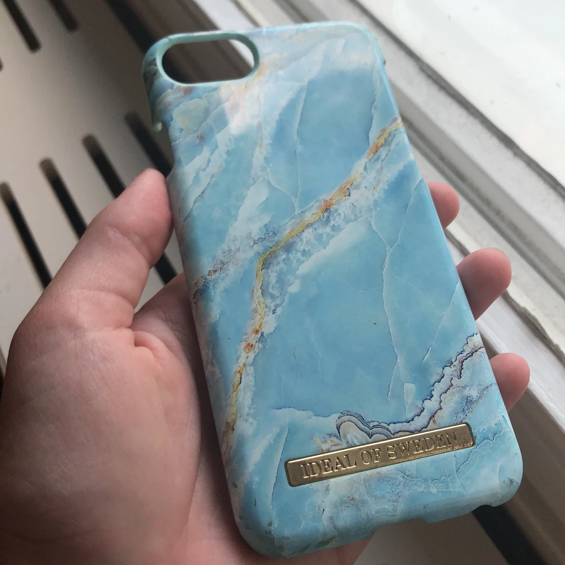 Ett blått skal till iPhone 8