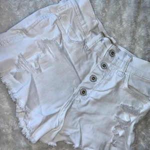 Vita shorts - Vita shorts från hollister med slitningar. Köpare står för frakt. Pris kan diskuteras. Skriv ifall ni har frågor och intresse 💞💞