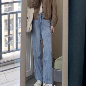 Jeans - Blåa raka jeans. Endast testade. Storlek S. Skicka gärna ett meddelande vid frågor!