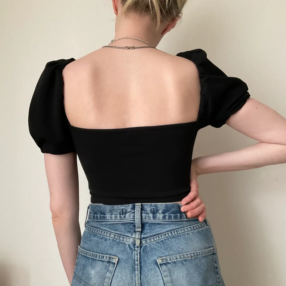 Svart croptop från boohoo 🖤 går att användas på två sätt 🖤  Kan skickas . Toppar.