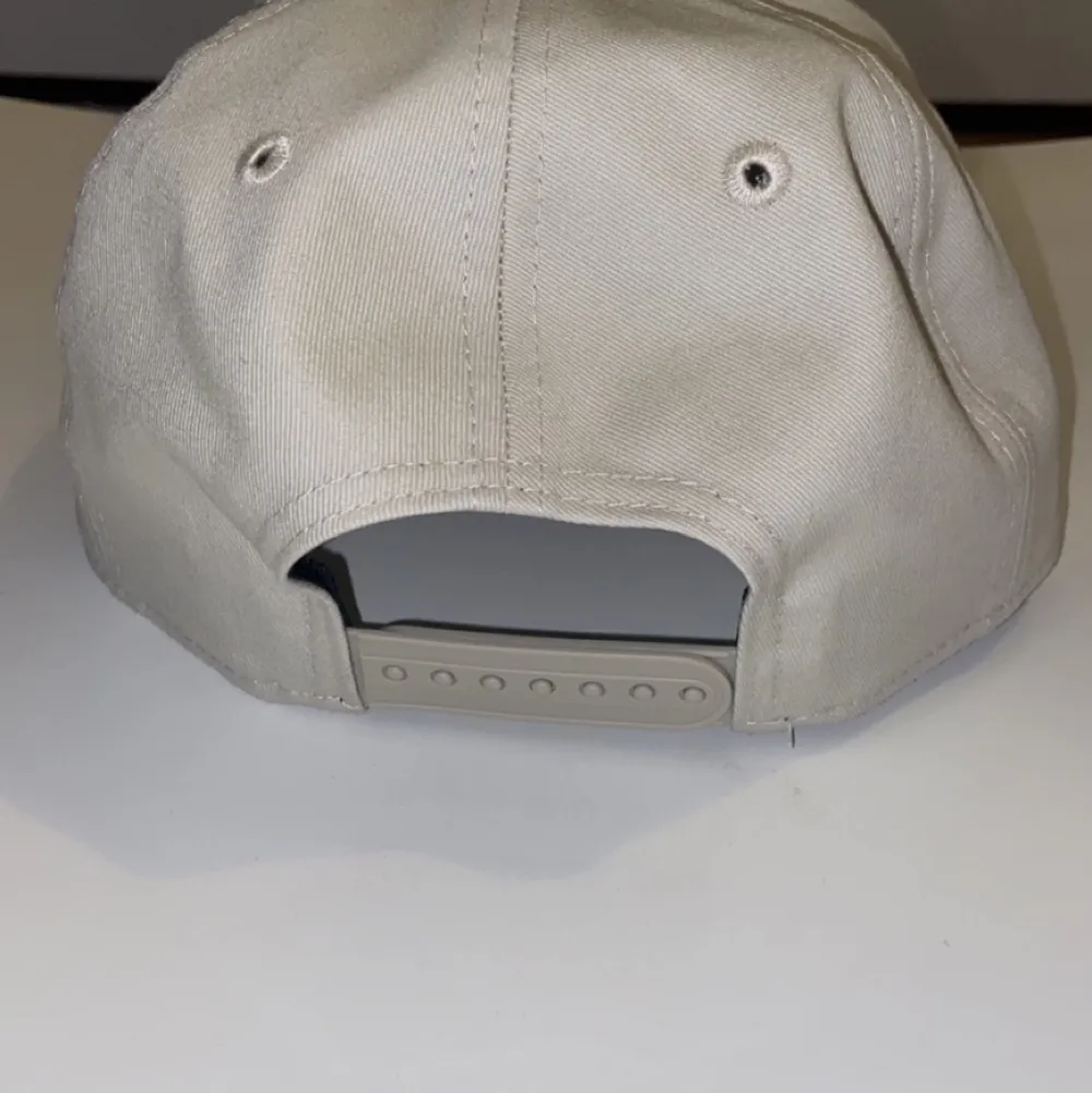  Beige New era cap storlek 9 . Accessoarer.