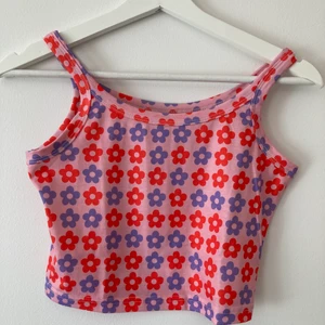 blommigt linne - blommigt linne från shein i stl xs, helt oanvänd. Ansvarar ej för postens slarv💞 