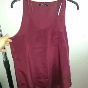 Linne i rödvin färg från Gina tricot,  strlk 38. - Linnet är i toppskick,  endast testad. Storlek 38. Köpt på Gina tricot. Den har bara legat i garderoben utan någon användning. 