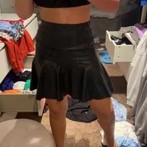 Svart lack kjol💕 - Sjukt snygg kjol köpt på bikbok för längesen, dock aldrig använd utan bara legat😫 tillkommer frakt 