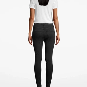 High Snap Ash Cheap Monday strlk: 26 - Oanvända cheap monday jeans i storlek 26. Längdstorlek: 32. Prislapp kvar.