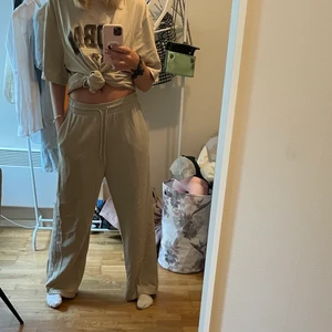 Mjukisbyxor  - Raka långa beiga mjukisbyxor från hm i storlek M. Sitter bra i läng på mig som är 175 cm lång.