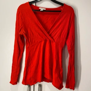 Röd tajt tröja - Jätte fin röd tajt tröja, sitter jätte fint och formar midjan fint! Tröjan är lite uringad men man kan justera uringningen genom att dra ner tröjan osv! Storlek L men den är stretchig men även att den formar sig efter kroppen. För mig ex är den lite för stor men passar fortfarande mig jätte bra för den formar sig efter mig, säljer pågrund av att den inte kommer till användning längre! Skriv gärna om ni är intresserade eller har frågor/vill se mera bilder på tröjan ex hur den sitter på osv❤️