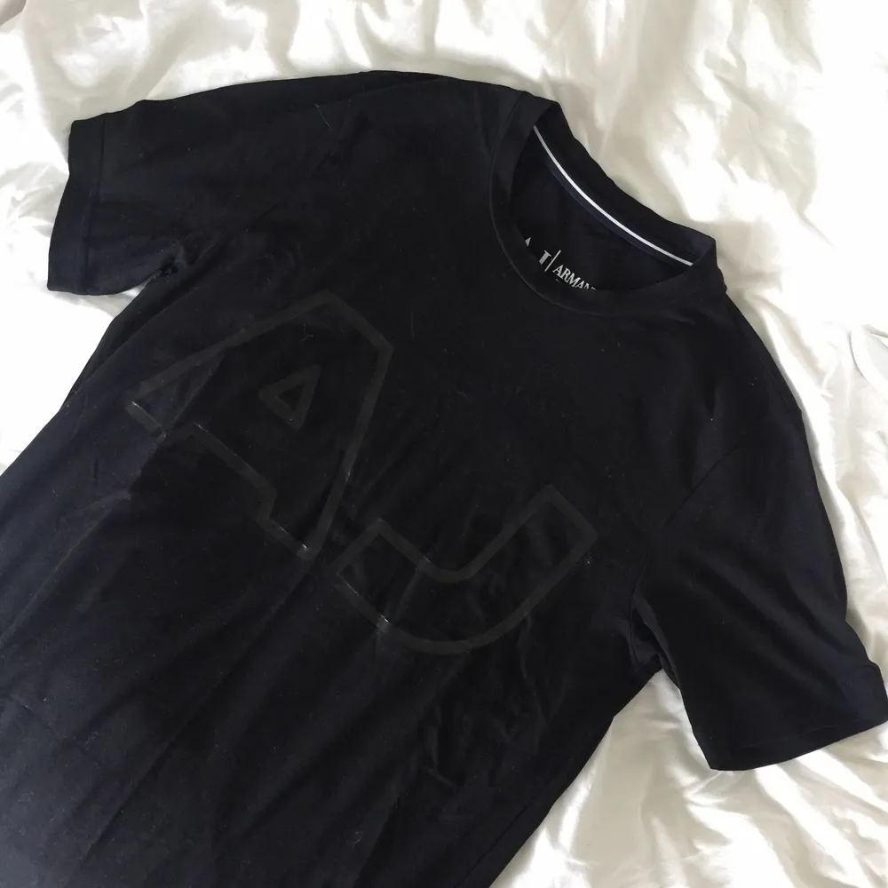 Armani t-shirt i 2000-stil, så gott som nyskick, liten i storlek passar till dig med xs-s . T-shirts.