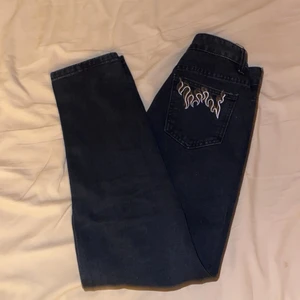 Jeans  - Jeans,aldrig använda,säljer den för att jag inte gillar den så mycket:/ 