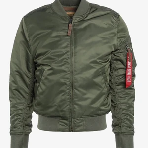 Alpha Industri bomberjack - Enligt mig snyggaste bomberjackorna ute nu😍💎 använd men du får den självklaft som ny!🌹 och till ett otroligt pris !nypris 1800kr när jag köpte den