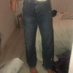 Mörkblåa jeans från Zara. Säljer pågrund att att dem har blivit för korta. Om man är 150-152 är skrynklat det sig längst nere vid benen