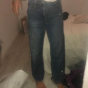 Mörkblåa jeans - Mörkblåa jeans från Zara. Säljer pågrund att att dem har blivit för korta. Om man är 150-152 är skrynklat det sig längst nere vid benen