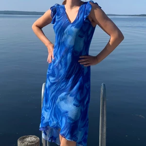 Vändbar klänning vintage - Blå klänning med två olika mönster, ett psykadeliskt och ett blommigt. Det står ingen storlek men jag är en XS-S som referens. Materialet är inte stretchigt! Om du undrar något, fråga! 💘💘 om många är intresserade kör vi budgivning <3