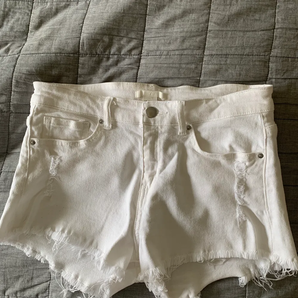 Säljer mina super snygga vita shorts me slitningar då jag inte använder de längre. Storlek 34. Mitt pris 100kr + frakt 🥰🥰. Shorts.
