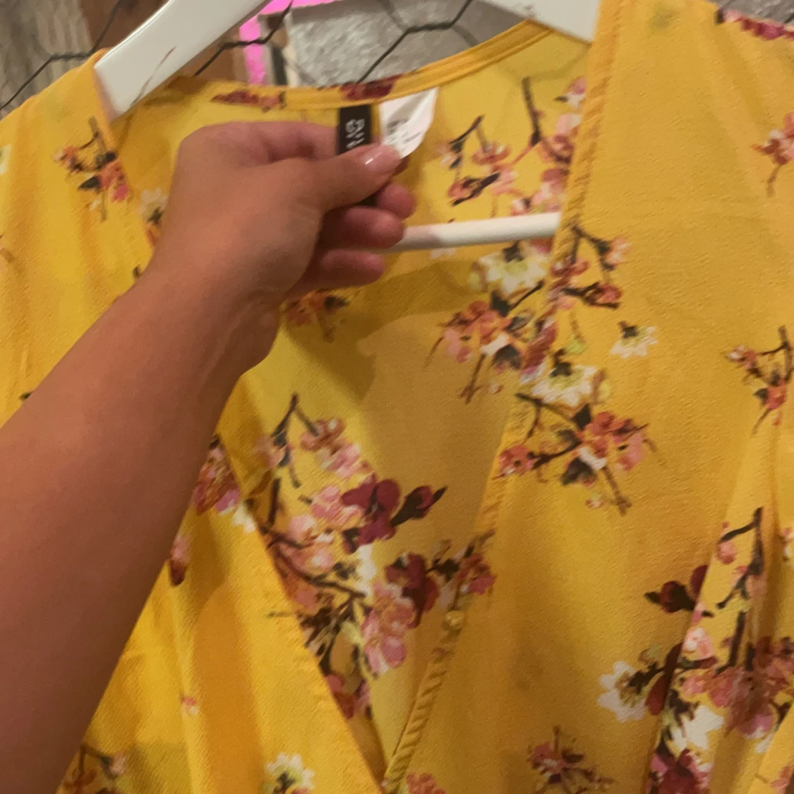 Gul blommig klänning  - 90