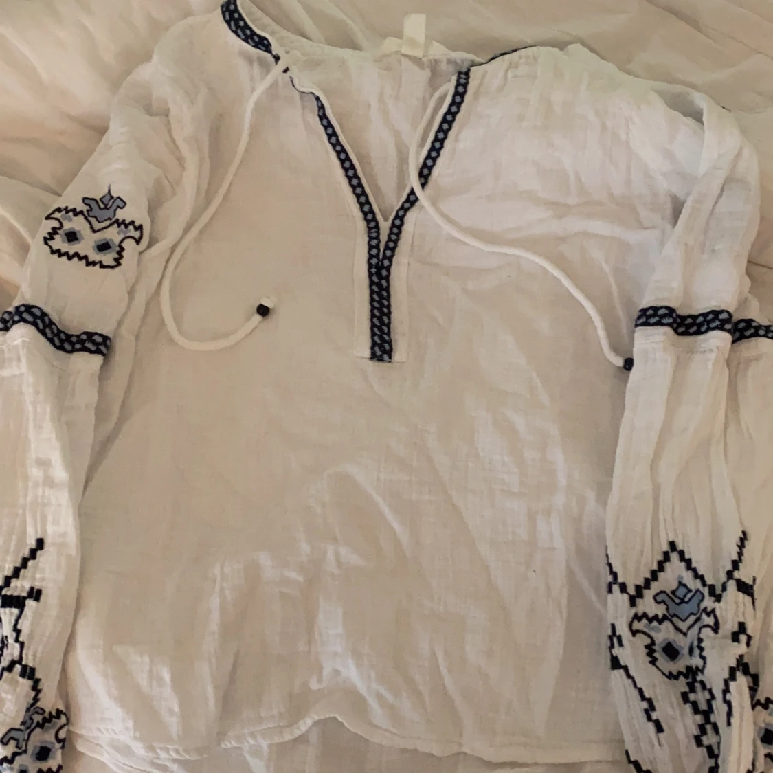 Grekisk skjorta med detaljer