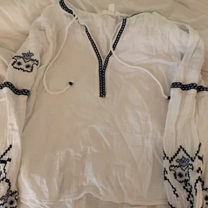 Grekisk skjorta med detaljer  - En fin skjorta som man kan ha bikinin under när man ska bada eller när man ska ut🌃den är väldigt fin och tun 