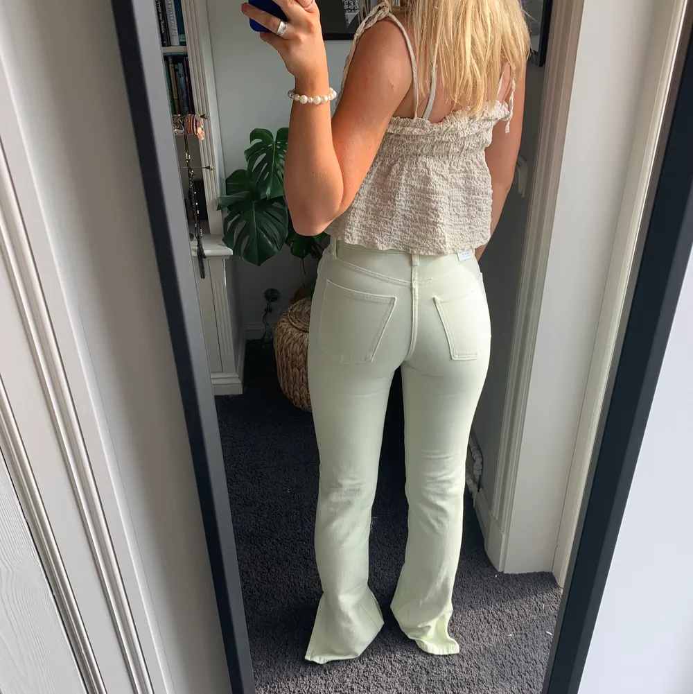 Så balla zara jeans med slits💚LÅNGA OCH MIDRISE/LÅGMIDJADE!! (Jag är 173 cm),,, älskar men tyvärr lite för små för mig😩 HELT NYA  OCH HELT SLUTSÅLDA!! Kan posta men köparen står för frakt💖💖💖vid flera intresserade så kör jag budgivning! HÖGSTA BUD 300 KÖP DIREKT 350. Jeans & Byxor.