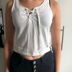 Svart eller vit tröja - Knappt använd, väldigt bra skick. Säljer då de inte används. Det är min lillasyster som har på sig den vita på bilden💕 Köparen står för frakt men kan samfrakta om man vill ha mer. Skriv vilken färg du är intresserad av.