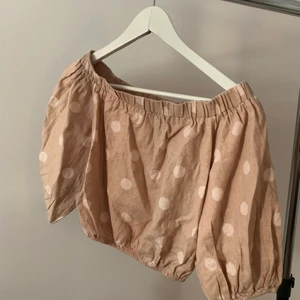 Söt prickig topp  - Kortare ärmar och i ”kroppen” 