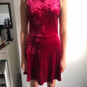 Röd klänning - Knappt använd, väldigt bra skick. Säljer då den inte används. Det är min lillasyster som har på sig den på bilden💕 Köparen står för frakt men kan samfrakta om man vill ha mer.