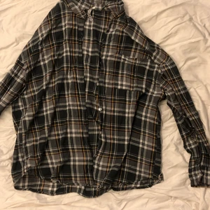 Picknick skjorta  - Säljer min picknick stjorta jätte bra skick och passar jätte bra med en t-short under eller bara den. Den ser stor ut eftersom den inte är knäppt på bilden.