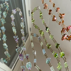 HALSBAND! - Annons!!!! Jag säljer massvis med superfina handgjorda halsband, av metall och pärlor av olika slag (främst glas)❣️ alla finns var för sig i min profil, CHECKA!!!😘   1 halsband: 150kr 2 halsband: 250kr 3 halsband: 300kr Osv….  _____________________________________  Checka min profil, finns massvis med smycken för bra priser❣️ hör av dig med frågor, kan även customiza så du får vad du vill ha🙏🤝  _____________________________________