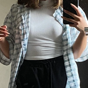 skjorta - en grön skjorta från secondhand som tyvärr inte riktigt är min stil. Kan användas stängd men också öppen precis som jag har på bilden. Aldrig använd av mig, felfri ✨