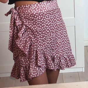 Kjol - Säljer en super fin rosa knyt kjol♥️ aldrig använd och är jätte fint skick. Säljer pga lite förstor