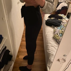 Kostymbyxor med knyt i midjan - Ett par svarta kostymbyxor med knyt i midjan från Gina Tricot i storlek 36. De är inte använda så många gånger och därför är dem i väldigt bra skick och jag säljer dem för 300kr.                    Jag postar men köparen står för frakten. 📦  Katt finns i hemmet 🐱 Rökfritt hem 🚭