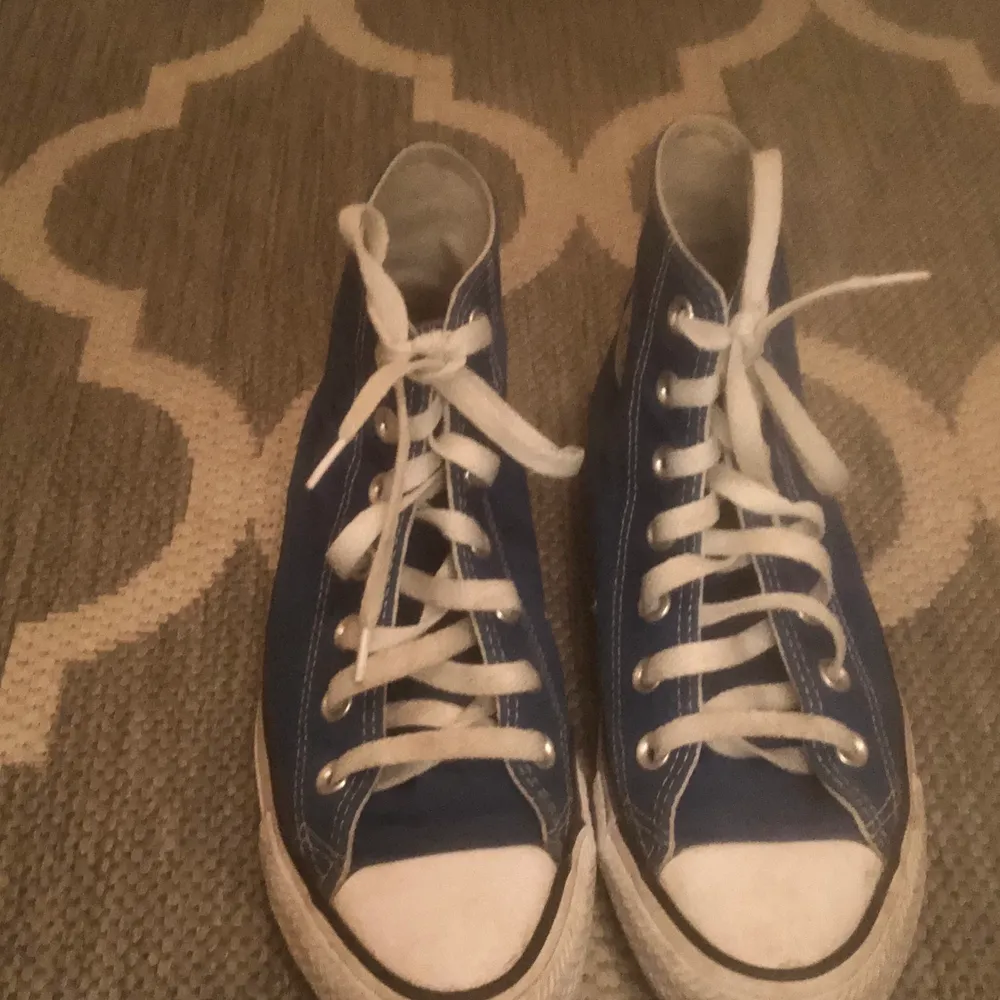 Ett par blå convers använda ungefär 2 gånger❤️ har ingen användning av dom eftersom att jag inte har en bra stil till just dom hära skorna:) (dom såg lite smutsiga ut av ljuset men tvätten också innan jag ger dom) PRIS: 950 . Skor.