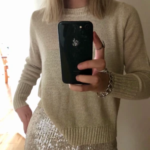 stickad tröja - Beige långärmad stickad tröja från H&M😝 Enligt mig är den mjuk att ha på sig och inte för stickig💘