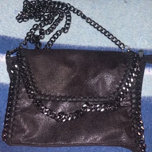 Liknande Stella mccartney väska - Säljer nu min jättefina liknande Stella mccartney väska, svart med glitter på som man kan se på alla bilder, mörkgråa band, säljer pga att den ej kommer till användning❤️dma mig om du har frågor!!
